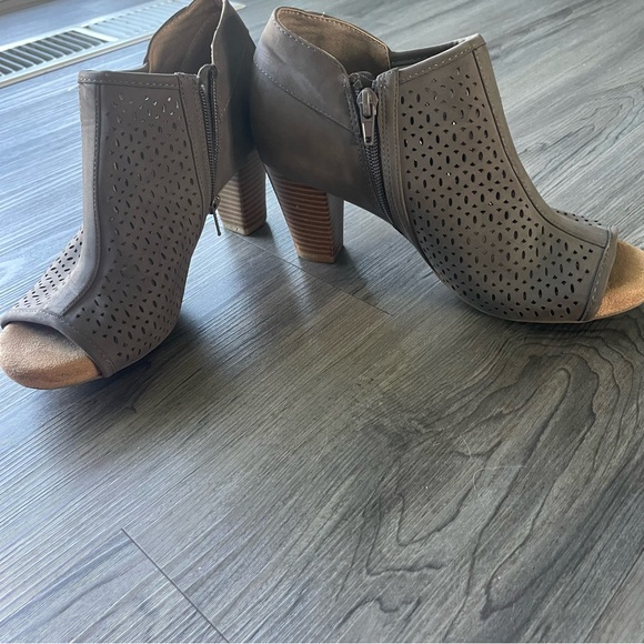 Giani Bernini Gray Perforated Ankle Booties Chunky Heel Women’s 7.5 - Picture 5 of 14